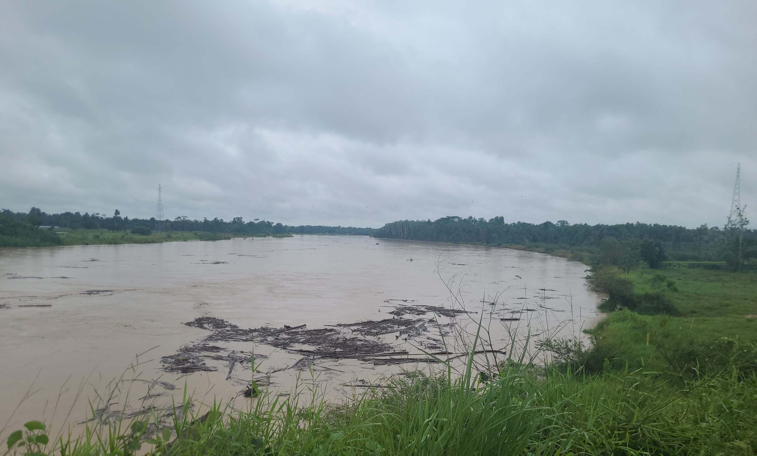 Rio Tarauacá ultrapassa a cota de transbordamento e já atinge ruas do bairro da Praia, em Tarauacá